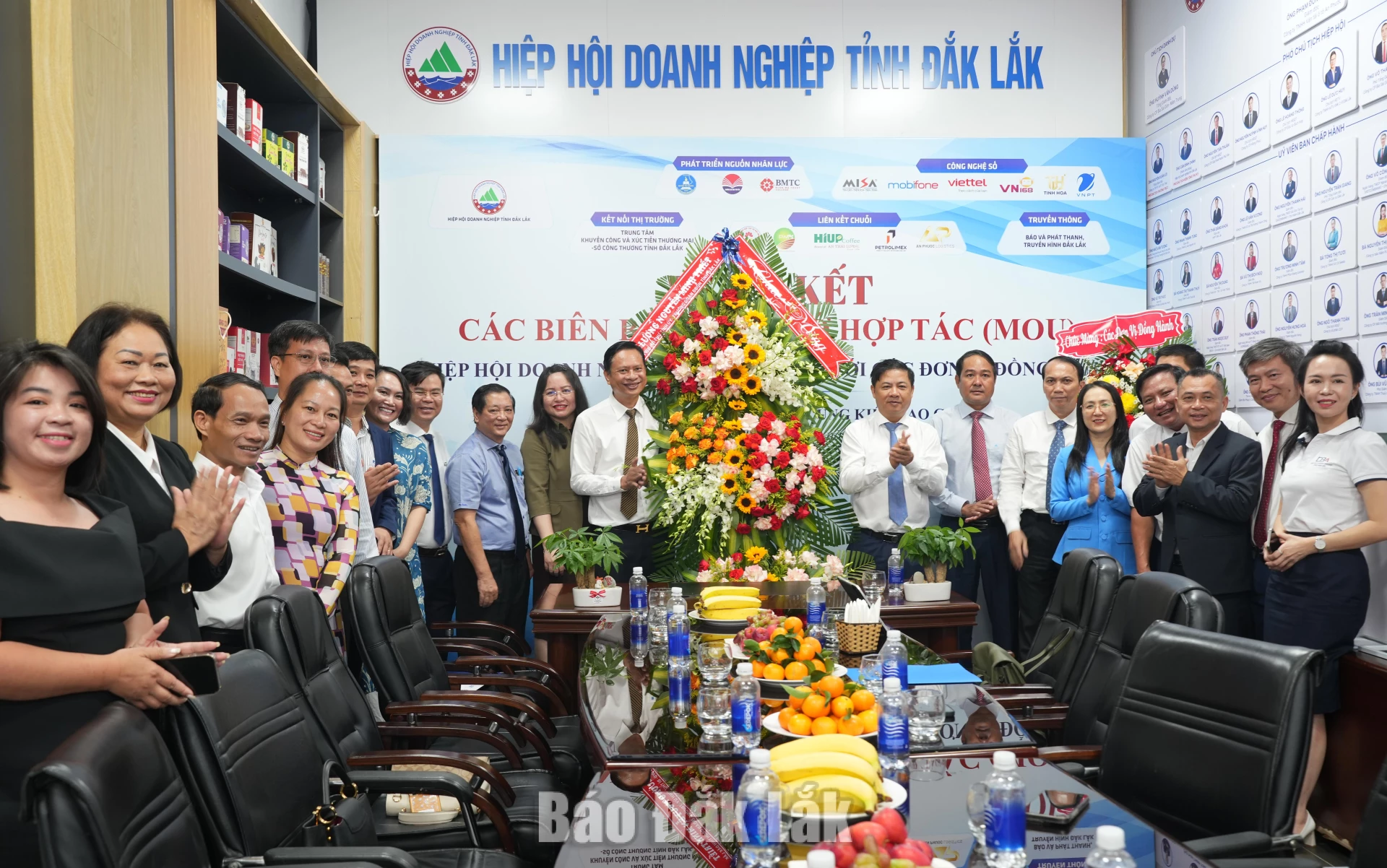 Bí thư Tỉnh ủy Lương Nguyễn Minh Triết thăm, chúc mừng doanh nghiệp nhân Ngày Doanh nhân Việt Nam